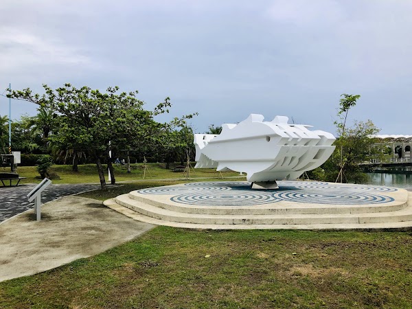 福田繁雄黑鮪魚雕塑