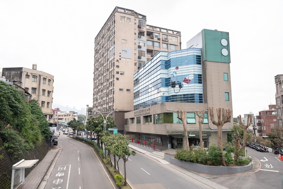【新北市立圖書館淡水分館】 115年5月展覽 :《夢遊藝境-淡水國小第28屆美術班畢業展》 活動海報